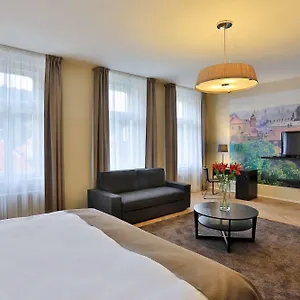 & 4*, Prag Çek Cumhuriyeti